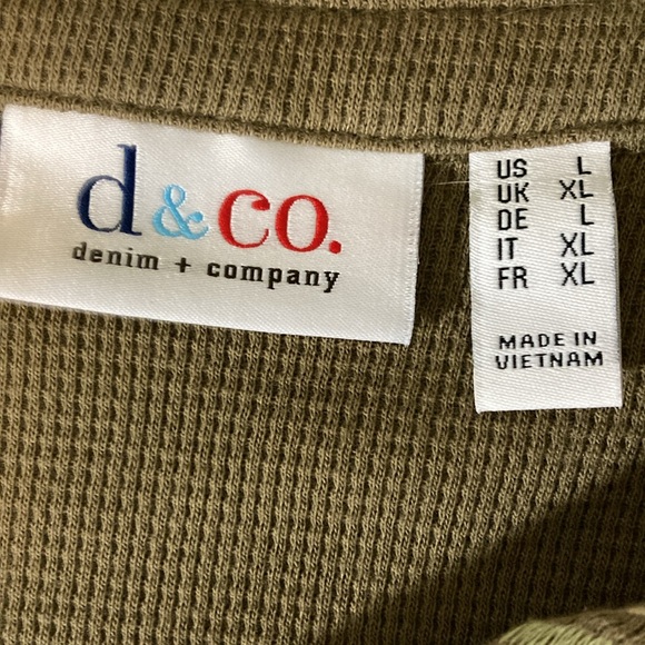 D&Co Top Women Size Large Green w Southwestern Print Neckline V Neck Long Sleeve - Picture 8 of 9